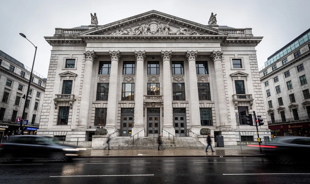 Façade d'une banque britannique dans la City de Londres sous un ciel gris