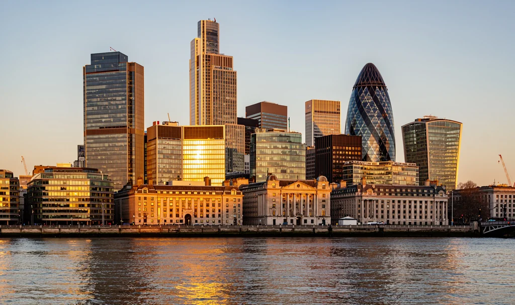 Vue de la skyline de la City de Londres au coucher du soleil